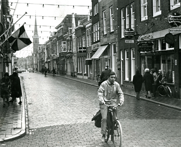 BR_VOORSTRAAT_306 Kijkje in de Voorstraat vanaf de Markt. Rechts hotel restaurant De Zalm; 1970