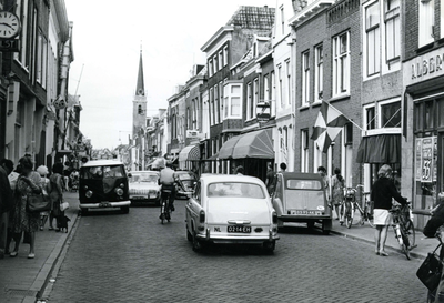 BR_VOORSTRAAT_343 Kijkje in de Voorstraat vanaf de Markt. Rechts de Albert Heijn; Juli 1969