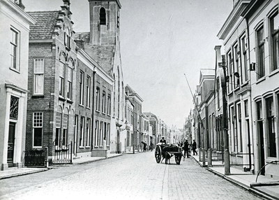 BR_VOORSTRAAT_460 Kijkje in de Voorstraat, met de Jacobskerk, het postkantoor en de stoepen; ca. 1920