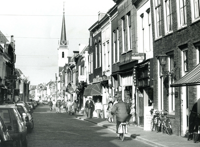 BR_VOORSTRAAT_527 Kijkje in de Voorstraat, met de Jacobskerk, winkelend publiek en winkels; 5 maart 1992