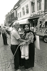 BR_VOORSTRAAT_530 Tijdens de Kolder Koopavond staat een duo verkleed in de Voorstraat. Rechts de heer Dirk Man in 't ...