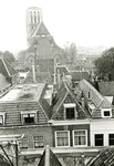 BR_VOORSTRAAT_568 Kijkje op de daken van de huizen langs de Voorstraat en de St. Catharijnekerk vanaf het torentje van ...