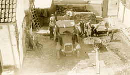 BR_VOORSTRAAT_570 Kijkje op een tuin waar mannen bezig zijn grond af te graven. Een auto staat in het midden; ca. 1920