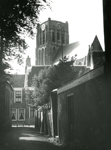 BR_WELLESLOP_001 Gezicht op de toren van de St. Catharijnekerk vanaf het Welleslop; ca. 1930