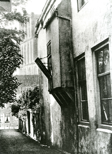 BR_WELLESLOP_003 Kijkje op het Welleslop, met een erker aan de achtergevel van Nobelstraat 14; ca. 1934