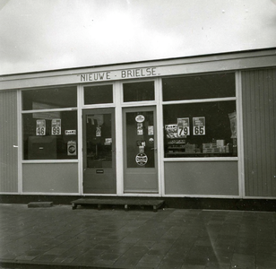 BR_WELLEWEG_002 Houten noodwinkel 'Nieuwe Brielse' van D. van Rij tijdens de aanleg van de nieuwbouwwijk Rugge; 1964