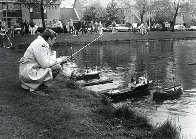 BR_WELLEWEG_013 De modelbouwvereniging Voorne houdt een demonstratie met modelschepen in de watering langs de Welleweg; ...