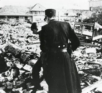 BR_WO2_BOM_LANGESTRAAT_005 Schade van het bombardement, op de achtergrond de Landbouwschool; 4 maart 1943