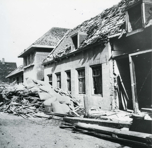BR_WO2_BOM_LANGESTRAAT_006 Schade aan de Landbouwschool na het bombardement; 4 maart 1943