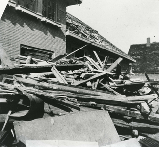 BR_WO2_BOM_LANGESTRAAT_007 Schade aan de Landbouwschool na het bombardement; 4 maart 1943