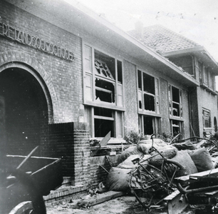 BR_WO2_BOM_LANGESTRAAT_008 Schade aan de Landbouwschool na het bombardement; 4 maart 1943