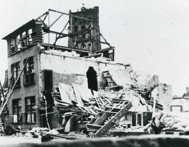 BR_WO2_BOM_LANGESTRAAT_009 De Vakschool voor Meisjes was zwaar beschadigd na het bombardement; 4 maart 1943