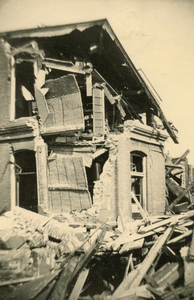 BR_WO2_BOM_LANGESTRAAT_010 De Ambachtsschool was zwaar beschadigd na het bombardement; 4 maart 1943