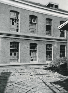 BR_WO2_BOM_LANGESTRAAT_013 Schade aan de achterzijde van de Ambachtsschool na het bombardement; 4 maart 1943