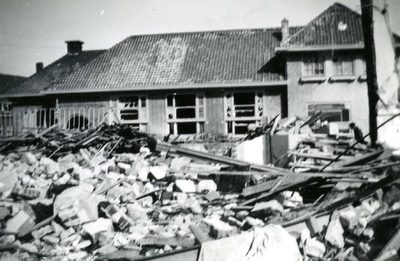 BR_WO2_BOM_LANGESTRAAT_068 De Vakschool voor Meisjes was zwaar beschadigd na het bombardement; 4 maart 1943
