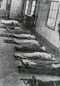 BR_WO2_BOM_SLACHTOFFERS_003 Bombardement, Slachtoffers opgebaard in het Gymnastieklokaal in de Geuzenstraat ; 4 maart 1943