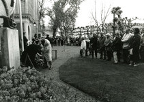 BR_WO2_HERDENKING_011 Het leggen van een krans bij het oorlogsmonument ter nagedachtenis aan de Gerrit Jan van den ...