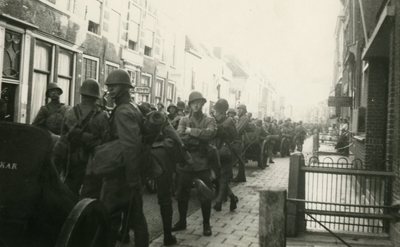 BR_WO2_MOBILISATIE_006 Drukte in de Voorstraat tijdens de mobilisatie. Op 1 september vertrokken regimenten II en III ...