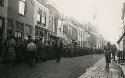 BR_WO2_MOBILISATIE_007 Drukte in de Voorstraat tijdens de mobilisatie. Op 1 september vertrokken regimenten II en III ...