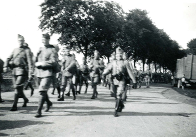 BR_WO2_MOBILISATIE_011 Regimenten II en III van het 39e bataljon marcheren over de Veerweg. Tijdens de voormobilisatie ...