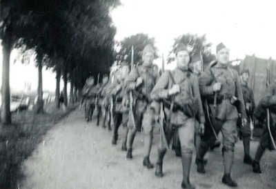 BR_WO2_MOBILISATIE_012 Regimenten II en III van het 39e bataljon marcheren over de Veerweg. Tijdens de voormobilisatie ...