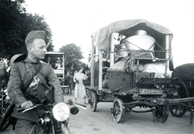 BR_WO2_MOBILISATIE_013 De keukenwagen van de Regimenten II en III van het 39e bataljon rijdt over de Veerweg. Tijdens ...