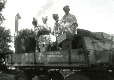 BR_WO2_MOBILISATIE_014 De keukenwagen van de Regimenten II en III van het 39e bataljon rijdt over de Veerweg. Tijdens ...