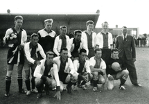 BR_WRW_076 Een van de eerste foto's van Voetbalvereniging Wit-Rood-Wit voor de nieuwe tribune, staand v.l.n.r. de heren ...