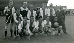 BR_WRW_096 Elftal van voetbalvereniging Wit-Rood-Wit, v.l.n.r. Bouwman, Jan Kamies, Huib den Bakker, Kees van Driel, ...