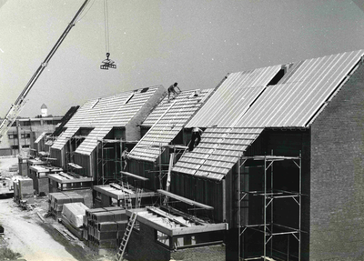 BR_ZEEBIES_001 Woningen in De Kleine Goote in aanbouw: de Zeebies richting Waterschip; Juli 1979