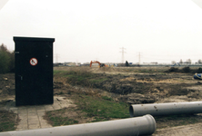 BR_ZUURLANDSEWEG_013 Ten behoeve van de uitbreiding van de wijk Zuurland worden leidingen gelegd en bomen gerooid; 1996