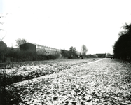 BR_ZUURLANDSEWEG_028 Kijkje op de polder en de bebouwing van de wijk Rugge vanaf de Zuurlandseweg; 1980