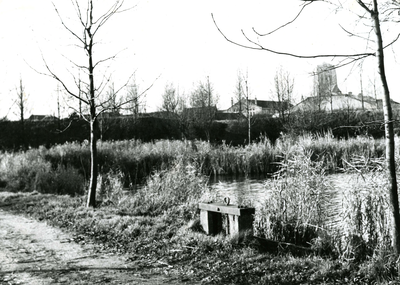 BR_ZWARTEWEGJE_004 Kijkje op Brielle met het vroegere veilinggebouw vanaf het Zwartewegje. Op de voorgrond een sluis; ...