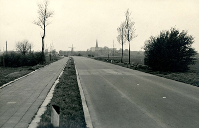 GV_GROENEKRUISWEG_01 De Groene Kruisweg, met op de achtergrond Geervliet met de kerk en molen; ca. 1960