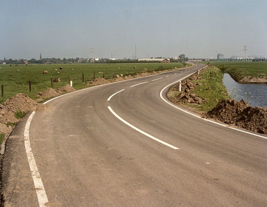 GV_POLDERWEG_01 Zicht op de polder, het stadje Geervliet en de industrie van de Europoort; 1990