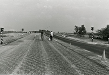 HV_GROENEKRUISWEG_01 Werkzaamheden aan de brug over de Bernisse: aanleg busbaan en asfalteren wegdek ; ca. 1994