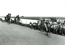 HV_GROENEKRUISWEG_15 Kinderen zwemmen bij de brug over het Kanaal door Voorne; 18 juli 1972