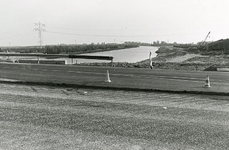 HV_GROENEKRUISWEG_03 Werkzaamheden aan de brug over de Bernisse: aanleg busbaan en asfalteren wegdek ; ca. 1994