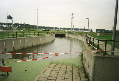 HV_GROENEKRUISWEG_04 Fietstunneltje onder de Groene Kruisweg tijdens de wateroverlast in september 1998; September 1998