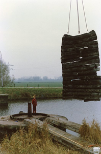 HV_GROENEKRUISWEG_05 Afbreken van de Wellebrug (de oude trambrug) ; 1987