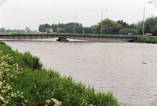 HV_KANAALDIJK_11 Verhoogd peil in Kanaal door Voorne in verband met het testen van de dijken. De derde Kanaalbrug ter ...