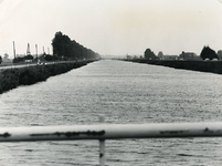 HV_KANAALDIJK_16 Het Kanaal door Voorne, gezien vanaf de 3de brug. Recht gemaal Trouw; 1979