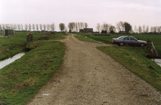 HV_LEENWEG_01 Zicht op de Leenweg. Op de achtergrond boerderij van Dirk van der Linde (Drieëndijk 2); 1992