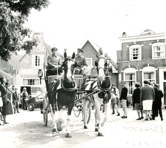 HV_MARKT_95 Ontvangst van de nieuwe burgemeester dhr. Vijgeboom met een paard en wagen; 1967