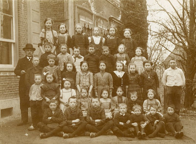 HV_PERSONEN_15 Klassenfoto. Het 1e jongetje links in de voorste rij is Maarten Hoogenboom, geboren op 01-08-1901 in Heenvliet