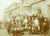 HV_PERSONEN_21 Klassenfoto. Groep 3. Rechts zit meester Kuiper Boone.