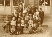 HV_PERSONEN_22 Klassenfoto. Groep 3. Rechts staat meester J.de Knecht.