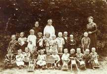 HV_PERSONEN_24 Klassenfoto van de bewaarschool van Heenvliet. Bovenste rij, vlnr: Corrie Barendrecht (Leendochter, 'de ...