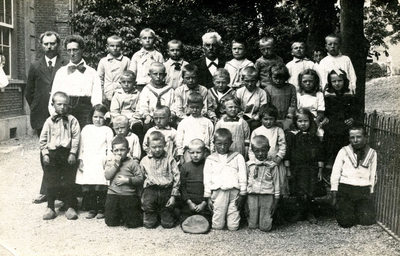 HV_PERSONEN_47 Klassenfoto van de openbare lagere school met onderwijzer H.C. Koene en onderwijzeres mej. Noteboom; ca. 1920