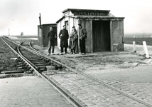 HV_STATIONSWEG_03 Het oude tramstation van Heenvliet, rechts de Groene Kruisweg; 1959